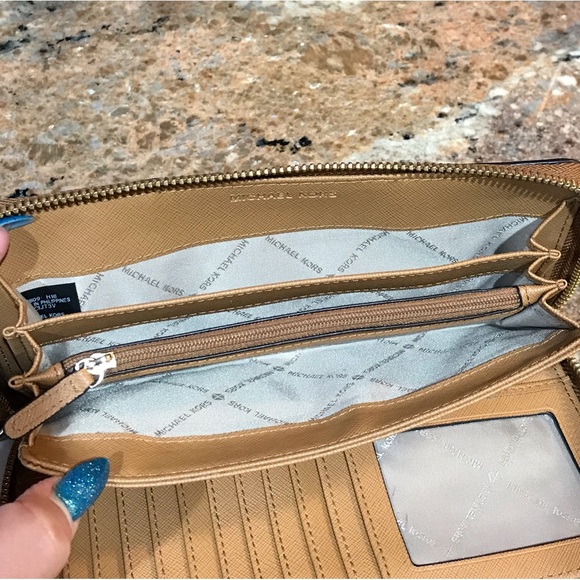 Michael Kors Gold Croc Embossed Signature Large Zip Around Wallet/Wristlet ๐ฅ - Picture 7 of 17